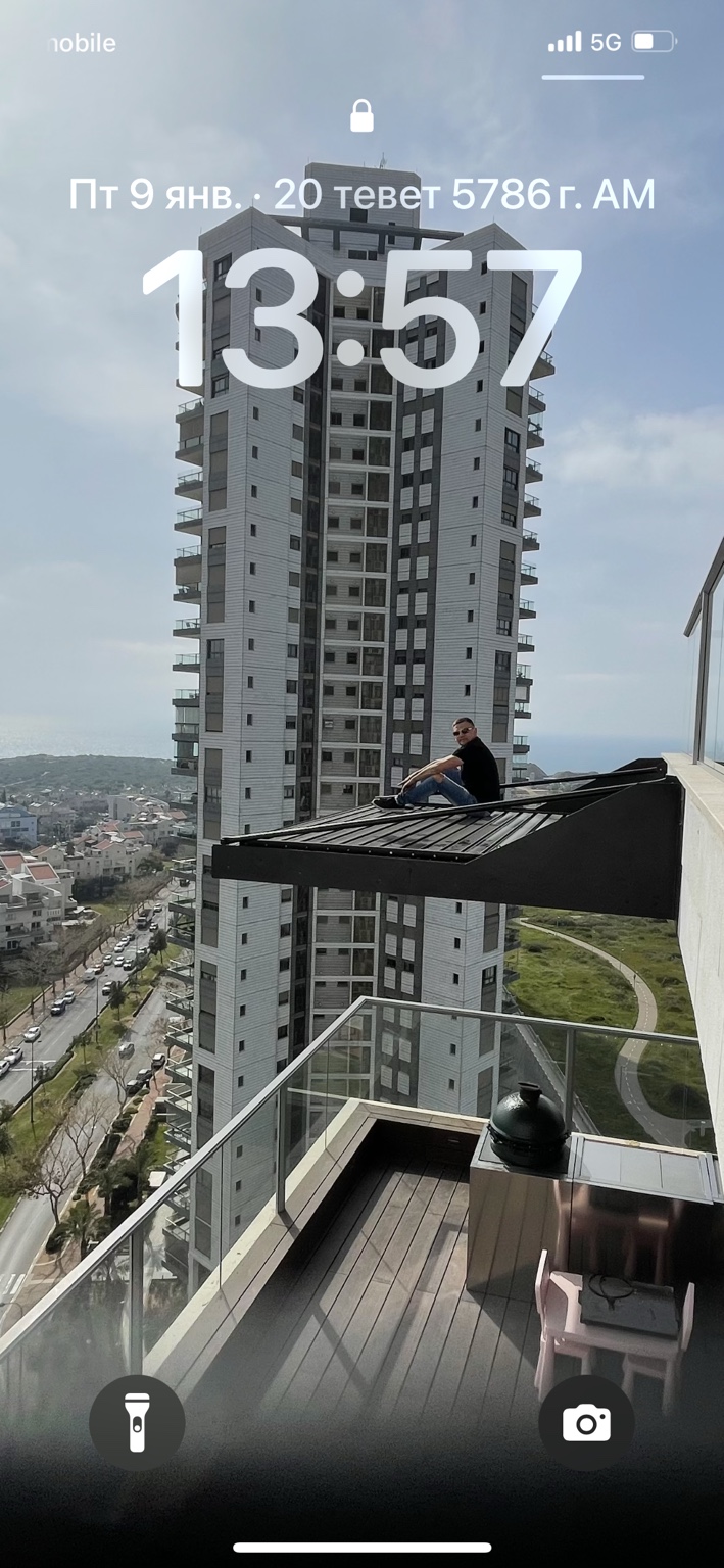 פרגולה תלויה עם מוטות תמיכה וזרועות צד משולשות — צילום מביצוע